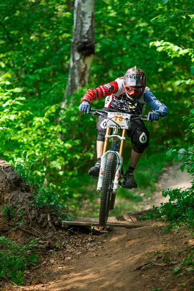 Russia, Obninsk, May 18, 2013,Mountainbiker rides through green forest at REACTOR CUP contest, Obninsk, Russia — Stock Photo, Image