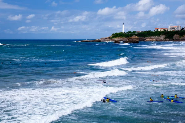 Surf Μαθητές Του Σχολείου Στη Μέση Του Μπλε Κύματα Του — Φωτογραφία Αρχείου