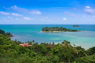 Bungalov çatılar ile uzak tropikal adalar