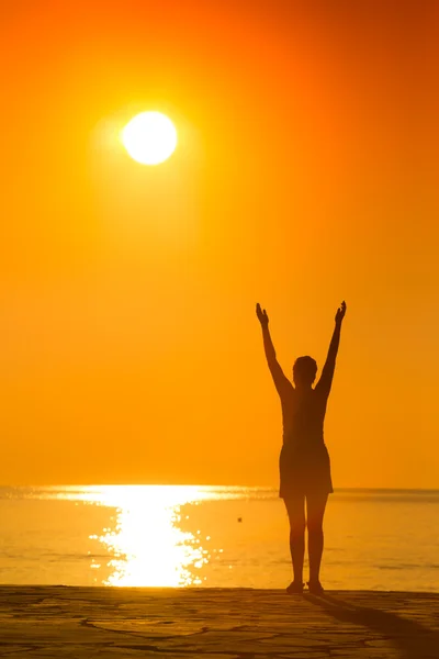 Sziluettjét nő a naplementét a jóga — Stock Fotó