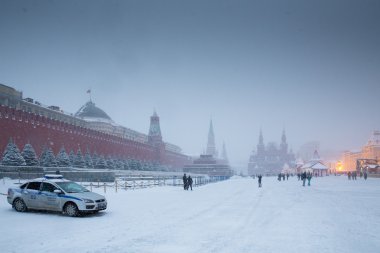 Kızıl Meydan, Kremlin, Lenin Mozolesi ve polis araba Rus kış zamanında