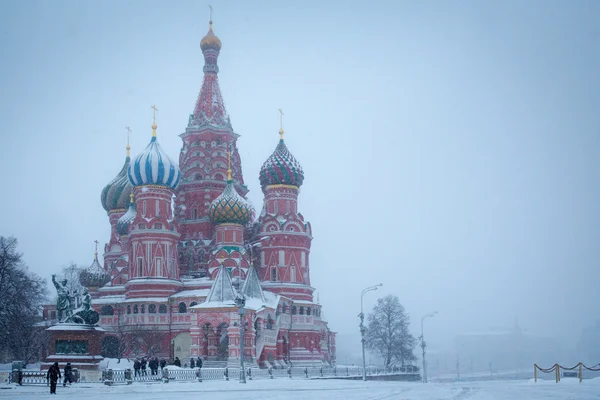 Basilikum-Kathedrale auf dem winterlichen und stürmischen Roten Platz in Moskau — Stockfoto