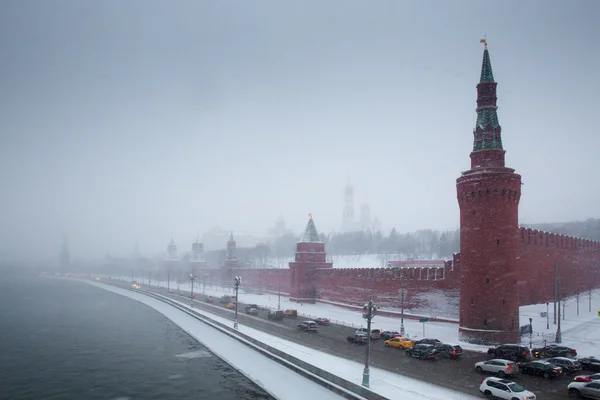 Kremlin van Moskou embankment in sneeuwstorm — Stockfoto