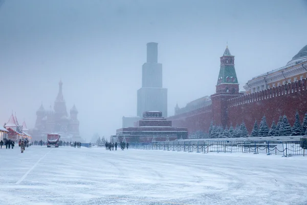 Inverno russo na Praça Vermelha com a Catedral de São Basílio, o Beato e o Mausoléu de Lenine — Fotografia de Stock