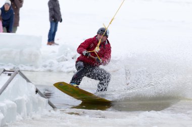 Moskova, Rusya, Şubat 07. Moskova, 07 Şubat 2015, Moskova, Rusya bir dublör buz Wakeboarding yarışmasında performans Wakeboarder