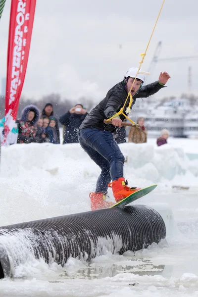 Moskova, Rusya, Şubat 07. Moskova, 07 Şubat 2015, Moskova, Rusya bir dublör buz Wakeboarding yarışmasında performans Wakeboarder — Stok fotoğraf