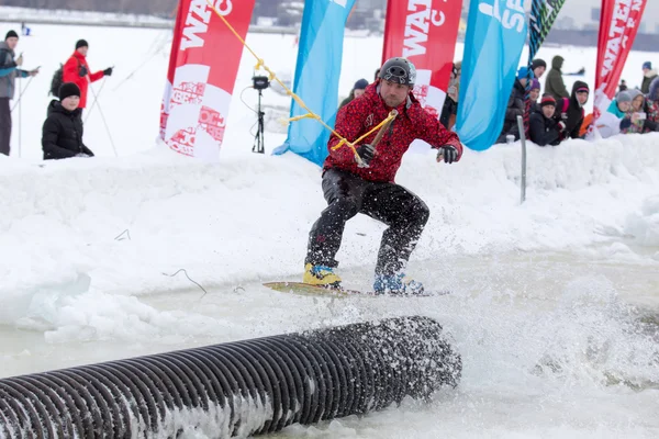 Moskou, Rusland, 07 februari. Wakeboarder uitvoeren van een stunt op ijs wakeboarden wedstrijd in Moskou, 07 februari 2015, Moskou, Rusland — Stockfoto