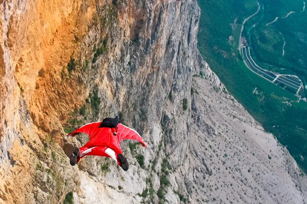 Wingsuit B.A.S.E. jumper saute d'une falaise en Italie Photo De Stock