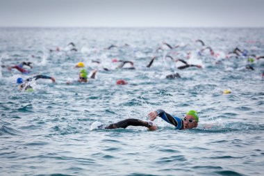 Calella, İspanya, 18 Mayıs. Calella Beach, 18 Mayıs 2014 Calella, İspanya Ironman triatlon Yarışmanın Başlat Tarih triathletes yüzmek