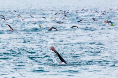 Calella, İspanya, 18 Mayıs. Triathletes üstünde başlamak Ironman triatlon rekabet Calella Beach, 18 Mayıs 2014 Calella, İspanya