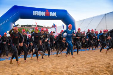 Calella, İspanya, 18 Mayıs. Triathletes için Ironman triatlon rekabet başlangıç Calella Beach, 18 Mayıs 2014 Calella, İspanya run su