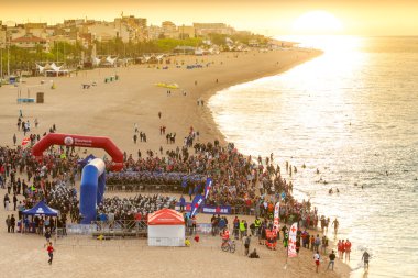 Calella, İspanya, 18 Mayıs. Triathletes sahilde üstünde başlamak Ironman triatlon rekabet Calella Beach, 18 Mayıs 2014 Calella, İspanya