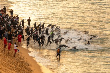 Calella, İspanya, 18 Mayıs. Triathletes sahilde üstünde başlamak Ironman triatlon rekabet Calella Beach, 18 Mayıs 2014 Calella, İspanya