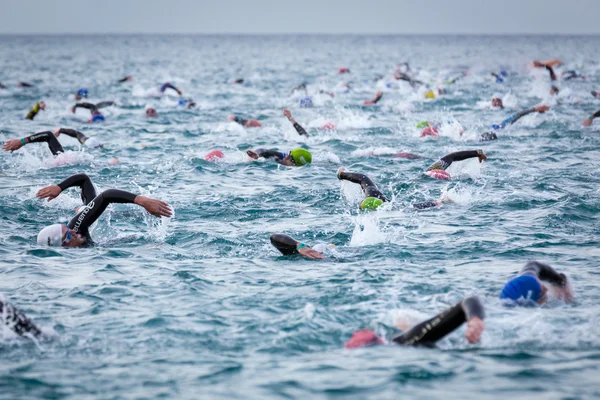 Calella, İspanya, 18 Mayıs. Calella Beach, 18 Mayıs 2014 Calella, İspanya Ironman triatlon Yarışmanın Başlat Tarih triathletes yüzmek