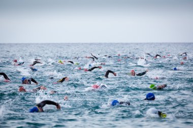 Calella, İspanya, 18 Mayıs. Triathletes suda Ironman triatlon Yarışması'nda Calella beach, 18 Mayıs 2014 Calella, İspanya