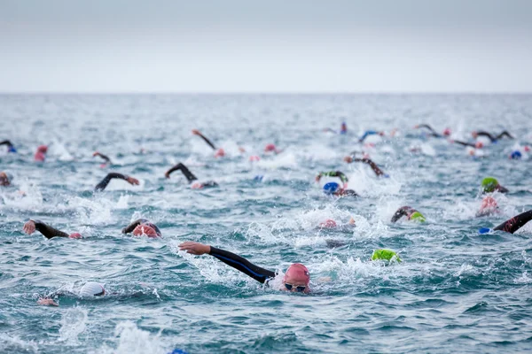 Calella, İspanya, 18 Mayıs. Triathletes suda Ironman triatlon Yarışması'nda Calella beach, 18 Mayıs 2014 Calella, İspanya
