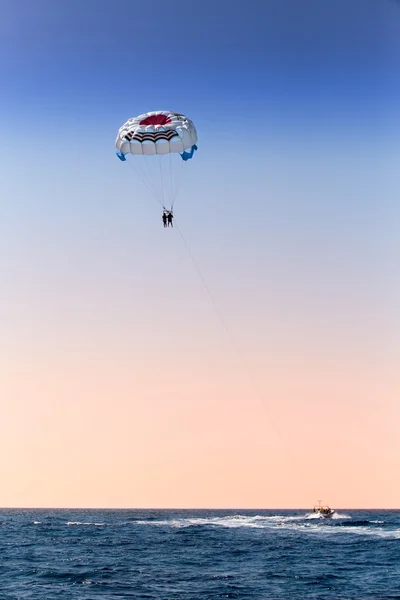 Parasailing over blue sea — Stock Photo, Image