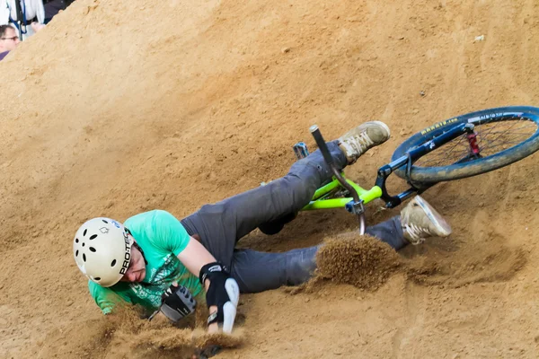 Moscow, Russia, June 06. Biker is falling from his mountain bike to the sand at Pit Jam contest, June 06, 2011 in Moscow, Russia — Stock Photo, Image