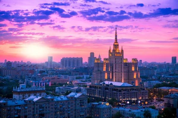 Russische Federatie ministerie van buitenlandse zaken wolkenkrabber gebouw in Moscow center bij zonsondergang — Stockfoto