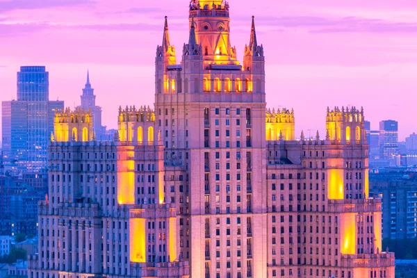 Federación Rusa Ministerio de Asuntos Exteriores edificio de rascacielos en el centro de Moscú en violeta puesta de sol — Foto de Stock