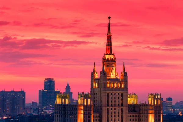 Stalin wolkenkrabber met ster kapitaliseren spits in Moskou centrum bij Rode zonsondergang — Stockfoto