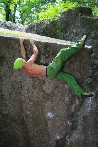 Young rock climber climbing vertical wall in Chamonix, France — Stock fotografie