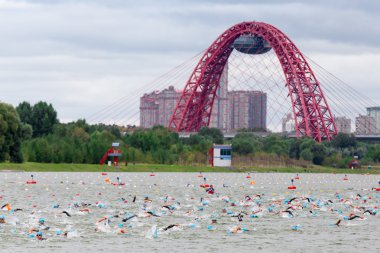 Moskova, Rusya, 16 Ağustos. Triathletes yüzmek üstünde başlamak Moskova Nehri Askılı kırmızı Jivopisny Bridge ile triatlon rekabet