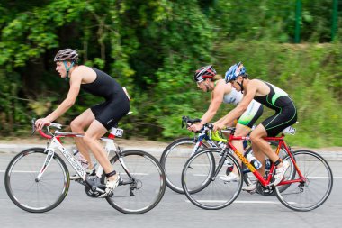 Moskova, Rusya, 16 Ağustos. Triathletes hız döngüsü sırasında triatlon rekabet binmek