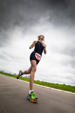 Moskova, Rusya, 16 Ağustos. Kadın triatlet triatlon yarışma sırasında alt görünümü çalışır