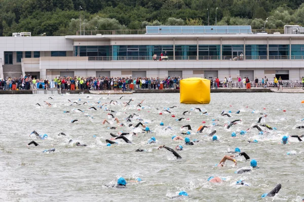 Mosca, Russia, 16 agosto. I triatleti nuotano all'inizio della gara di triathlon nel fiume Mosca e gli spettatori dietro le quinte — Foto Stock