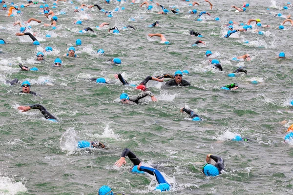 Mosca, Russia, 16 agosto. I triatleti nuotano all'inizio della gara di triathlon nel fiume Mosca — Foto Stock