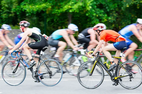 Moskou, Rusland, 16 augustus. Triathleten rijden snelheid cycli heen en weer tijdens de triatlon — Stockfoto