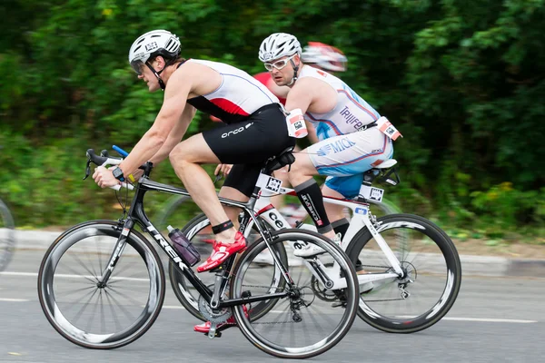 Moscou, Russie, 16 août. Les triathlètes montent des cycles de vitesse pendant la compétition de triathlon Image En Vente