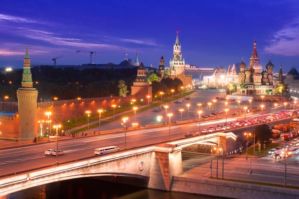 Nacht luchtfoto panorama naar Bolsjoj Moskvoretsky brug, Vasilevski afdaling, torens van Kremlin van Moskou, de kathedraal van Saint Basil en de Moskva-rivier, — Stockfoto