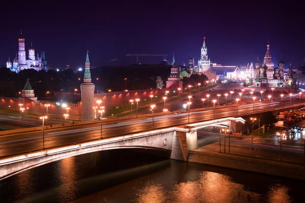 Panorama aérien nocturne du pont Bolchoï Moskvoretsky, descente de Vassilievski, tours du Kremlin de Moscou, cathédrale Saint-Basile et rivière Moskva, Moscou, Russie Images De Stock Libres De Droits