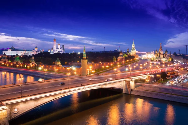 Panorama aérien nocturne du pont Bolchoï Moskvoretsky, descente de Vassilievski, tours du Kremlin de Moscou, cathédrale Saint-Basile et rivière Moskva, Moscou, Russie Photo De Stock