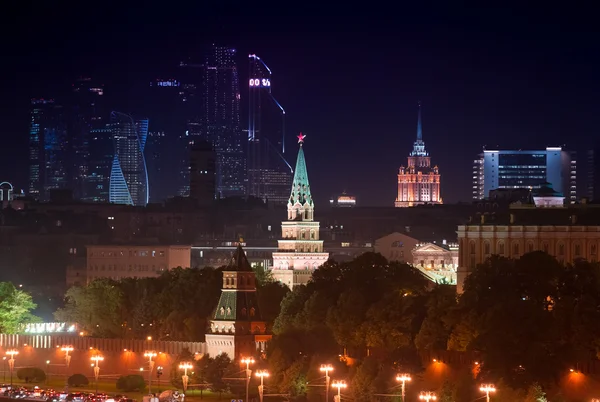 Panorama aérien nocturne des tours et des murs illuminés du Kremlin de Moscou, de la ville d'affaires de Moscou et du gratte-ciel de Staline Photo De Stock