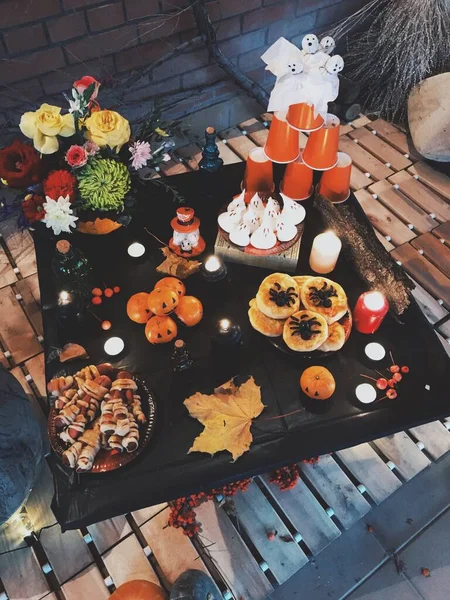 Comida de halloween: galletas, calabazas, velas, dulces, linterna — Foto de Stock