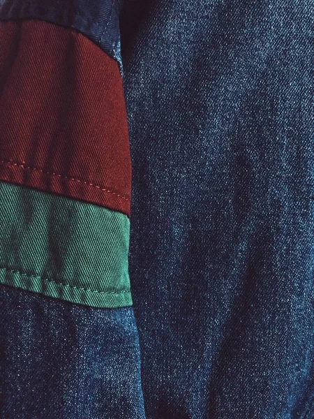 Denim texturizado con parches rojos y azules. —  Fotos de Stock