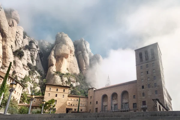 Monastero di Montserrat contro le montagne — Foto Stock