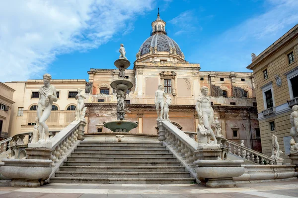 Fontana Pretoria con cupola della chiesa — Foto Stock