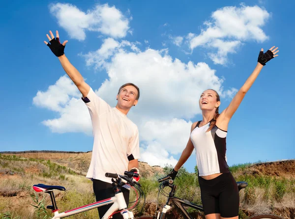 Glückliches Paar mit sportlichen Fahrrädern — Stockfoto