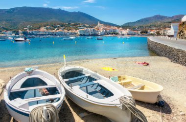 Cadaques Beach'te Akdeniz sahil üzerinde