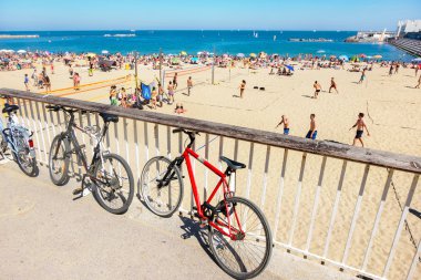 Barcelona'da Beach rahatlatıcı insanlar 