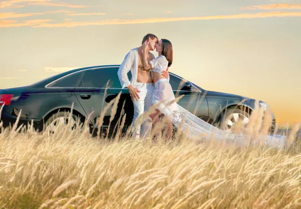 Coppia innamorata baciare vicino auto — Foto Stock