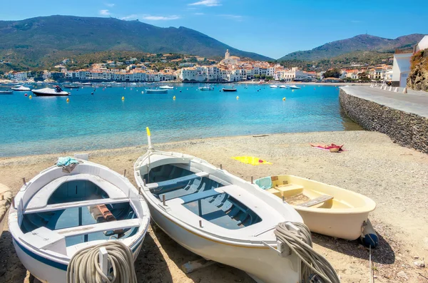 Praia em Cadaques à beira-mar Mediterrâneo — Fotografia de Stock