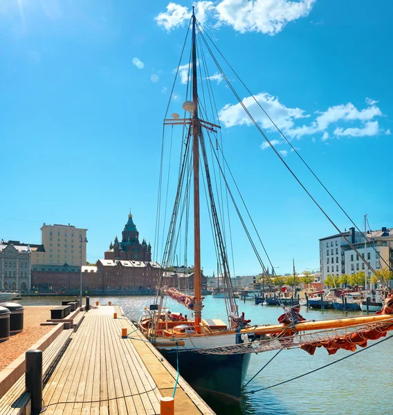 Jetty con velero en el casco antiguo — Foto de Stock