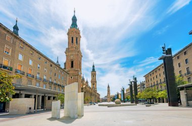 Plaza del Pilar Meydanı, belediye binası ve Basilica de Nuestra Senora del Pilar ile birlikte görülebilir. Zaragoza, İspanya