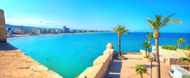 Sahil ve sahil savunma duvarlarından panoramik manzara. Peniscola. Castellon, İspanya 
