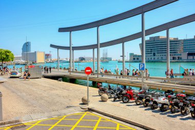 BARCELONA, İspanya - 25 Ekim 2014: Port Vell 'in görüntüsü. İnsanlar Rambla del Mar köprüsünde geziniyor. Kataloni
